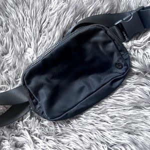 Lululemon black belt bag (unisex)
